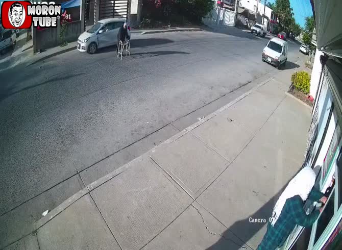 Video :A inattentive bus driver struck an elderly man